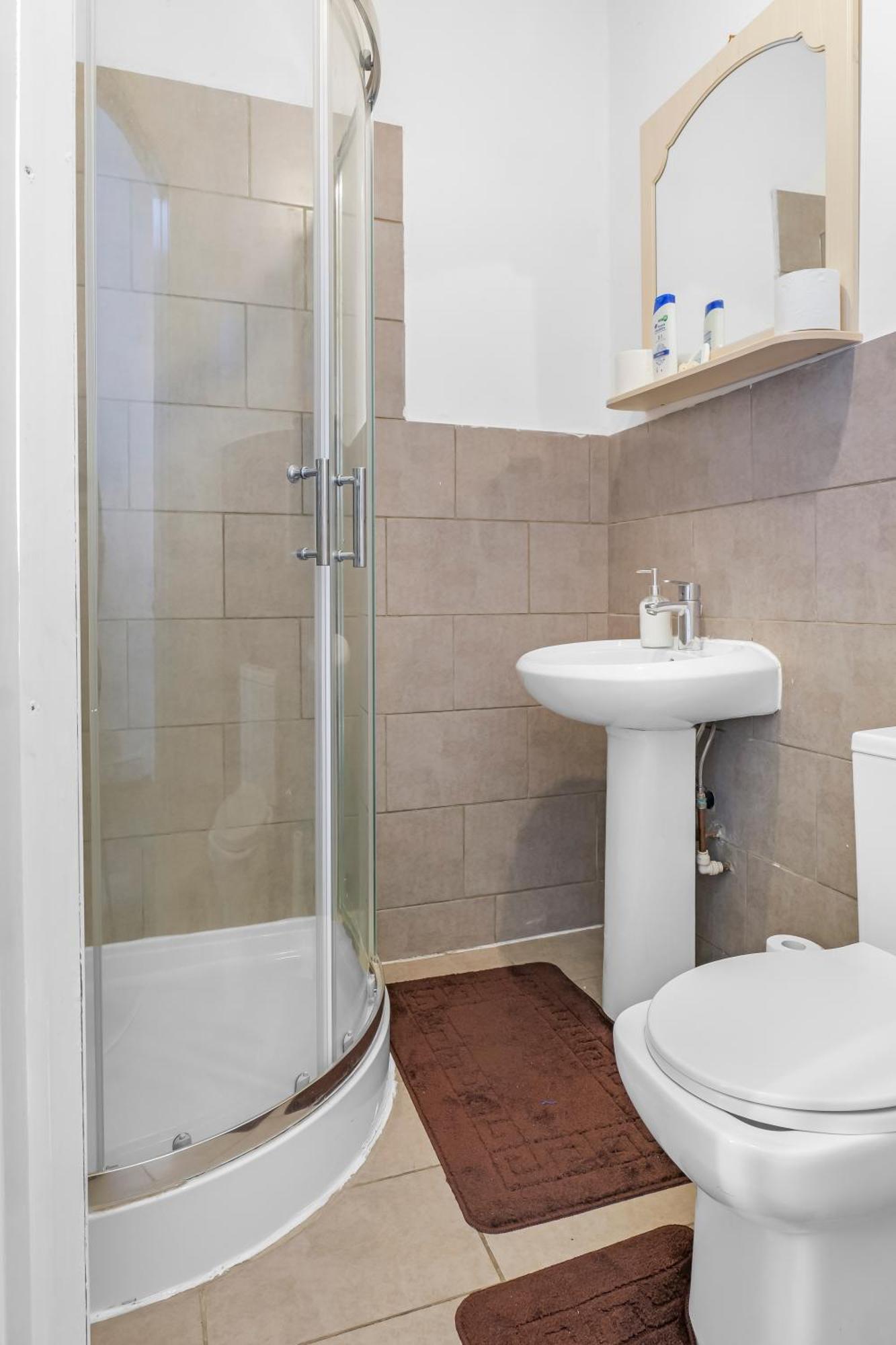 Rochdale 3 Bedroom House 2 Bath With Free Parking Sleeps 7 Ngoại thất bức ảnh
