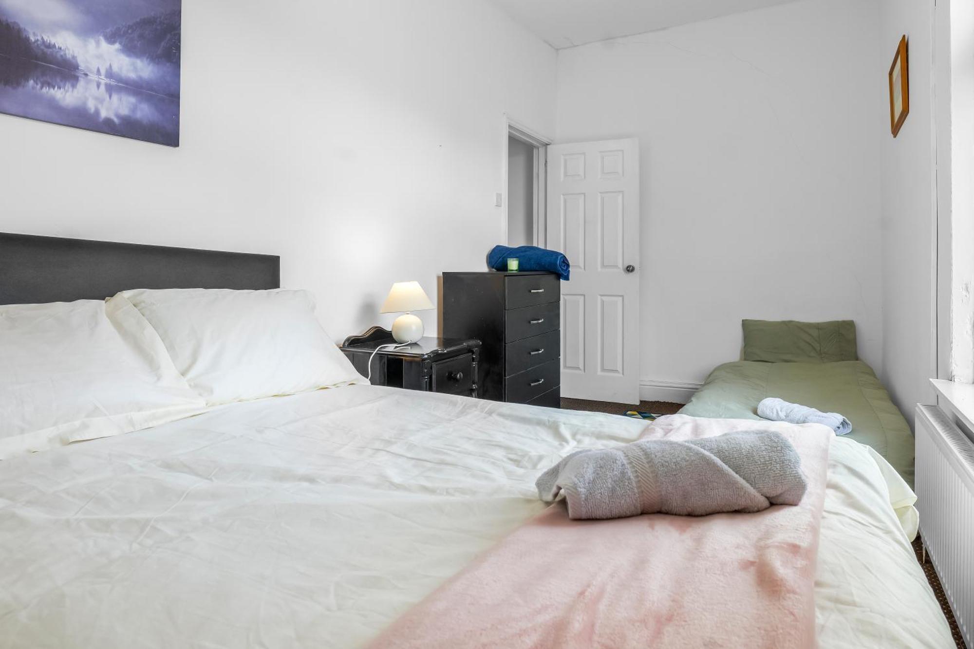 Rochdale 3 Bedroom House 2 Bath With Free Parking Sleeps 7 Ngoại thất bức ảnh