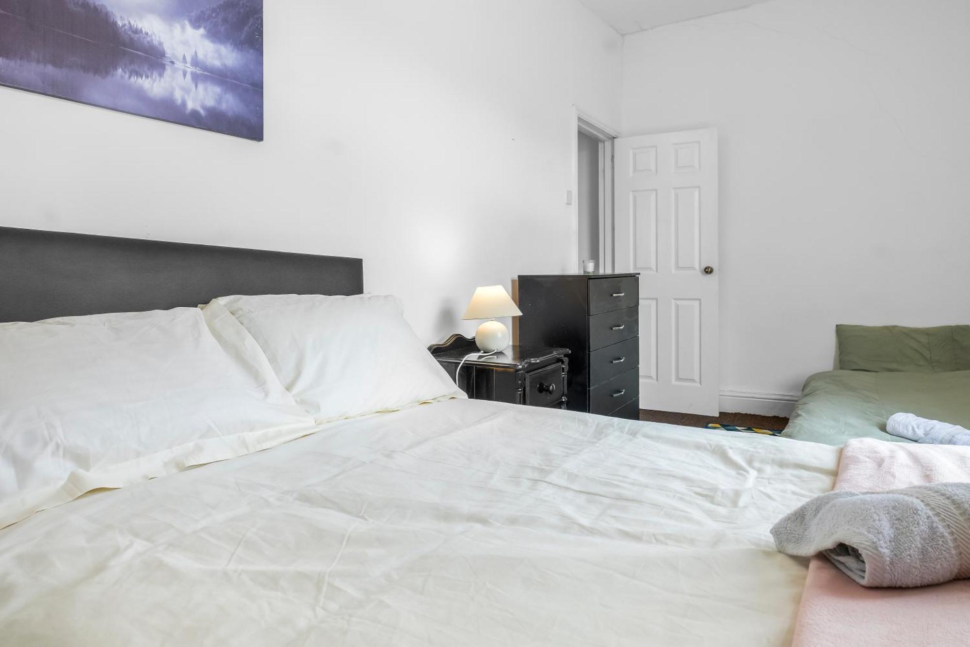 Rochdale 3 Bedroom House 2 Bath With Free Parking Sleeps 7 Ngoại thất bức ảnh