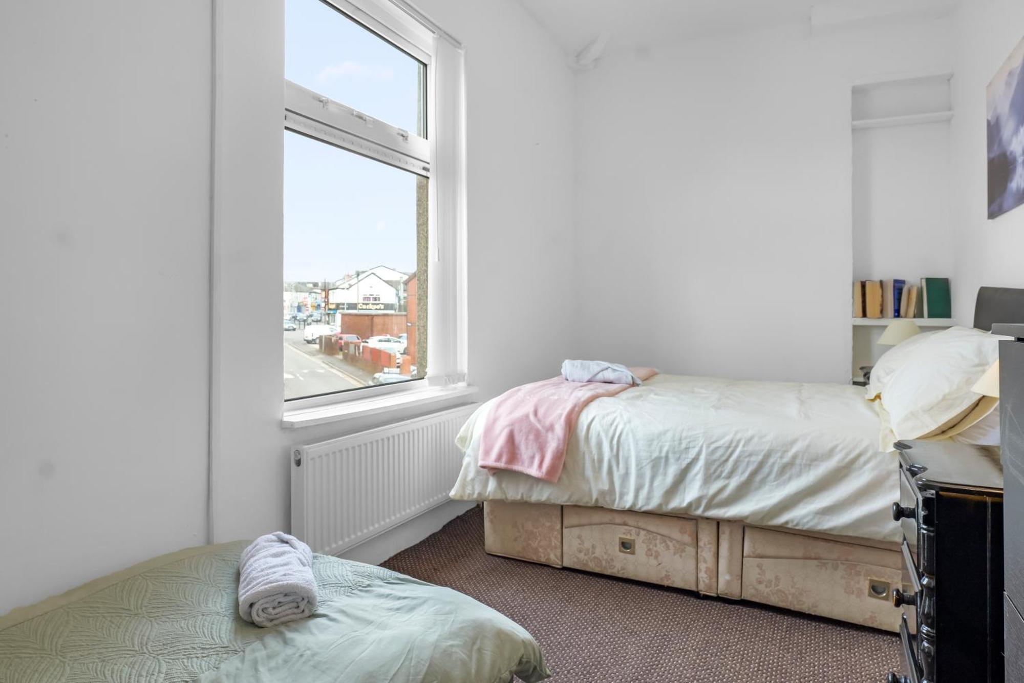 Rochdale 3 Bedroom House 2 Bath With Free Parking Sleeps 7 Ngoại thất bức ảnh